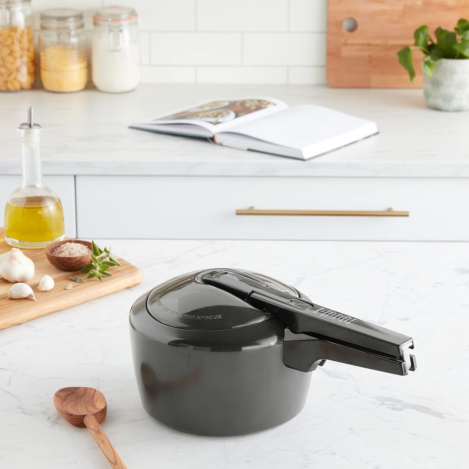 Hawkins Futura Hard Anodised Pressure Cooker, 3 Litre Capacity, Black